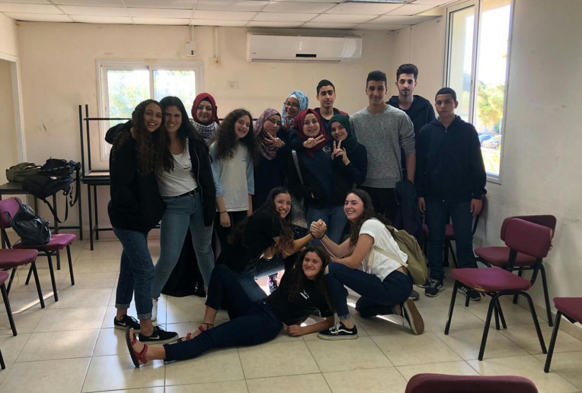 מתמחי תרבויות במפגש על תלמידי קלנסוואה 